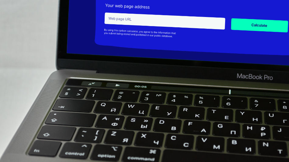 Datorskärm som visar Website Carbon Calculator i bakgrunden.