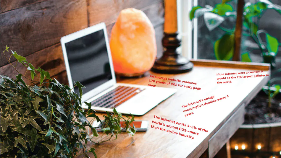 En dator på ett bord med stycken om hållbar webbutveckling skrivna runt den.