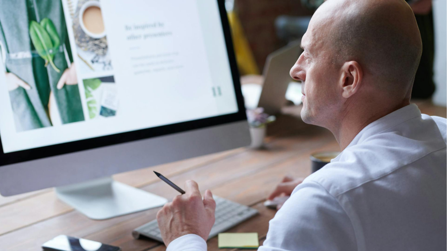 En sliten WordPress-skylt täckt av spindelnät – metafor för en webbplats som lämnats utan tillsyn.