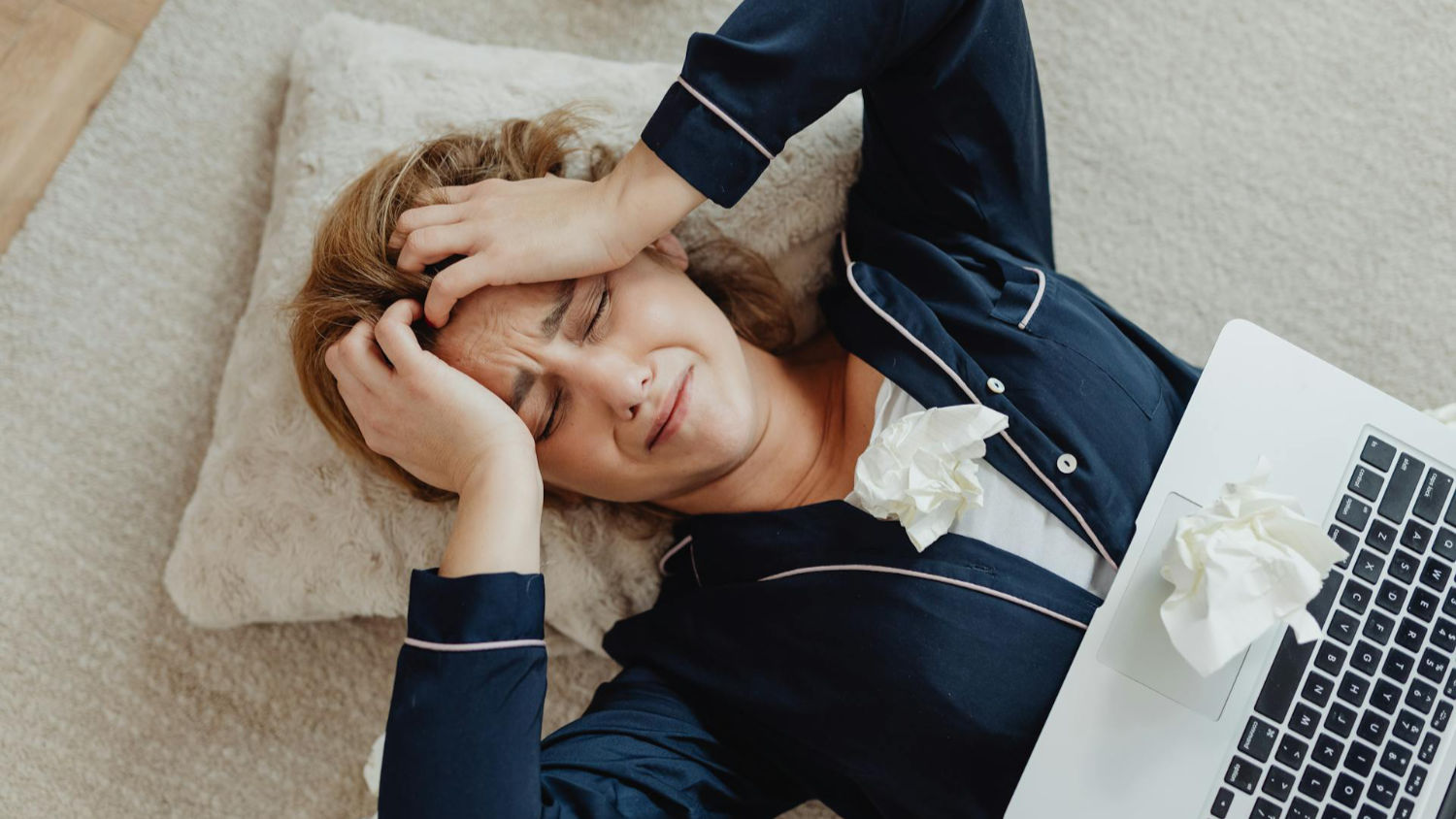 Illustration av en långsam webbplats med en timglas och en frustrerad besökare