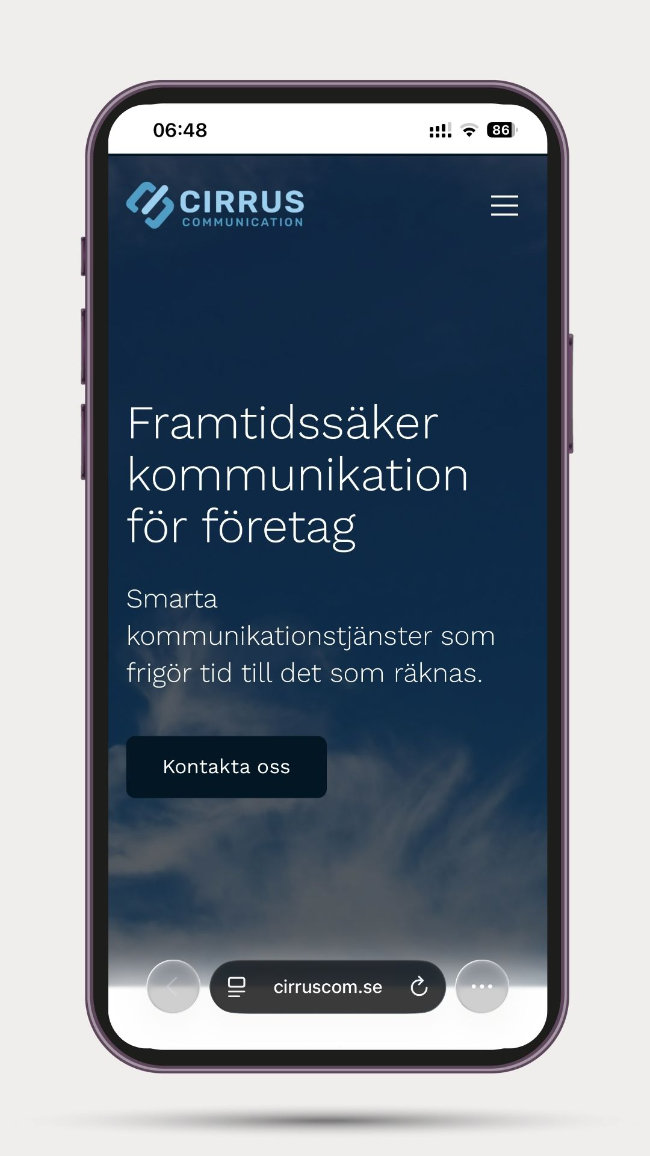 iPhone-mockup som visar startsidan och hero-bilden från Cirrus Coms hemsida
