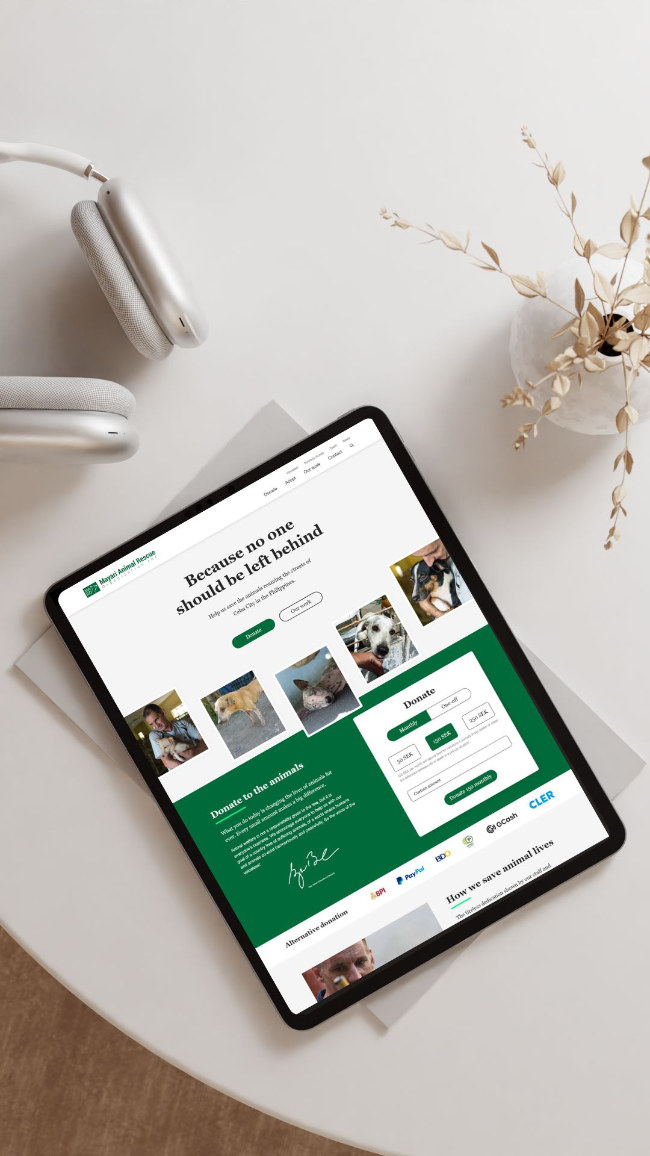 iPad mockup som visar startsidans design för Mayari Djurräddnings webbplats