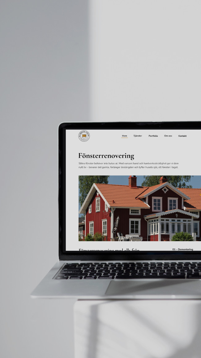 Macbook-mockup som visar toppen av sidan om fönsterrenovering på Det Rehnska Måleriets webbplats