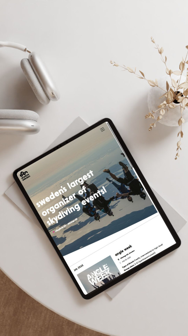 iPad-mockup som visar startsidan på Skydive Swedens webbplats.