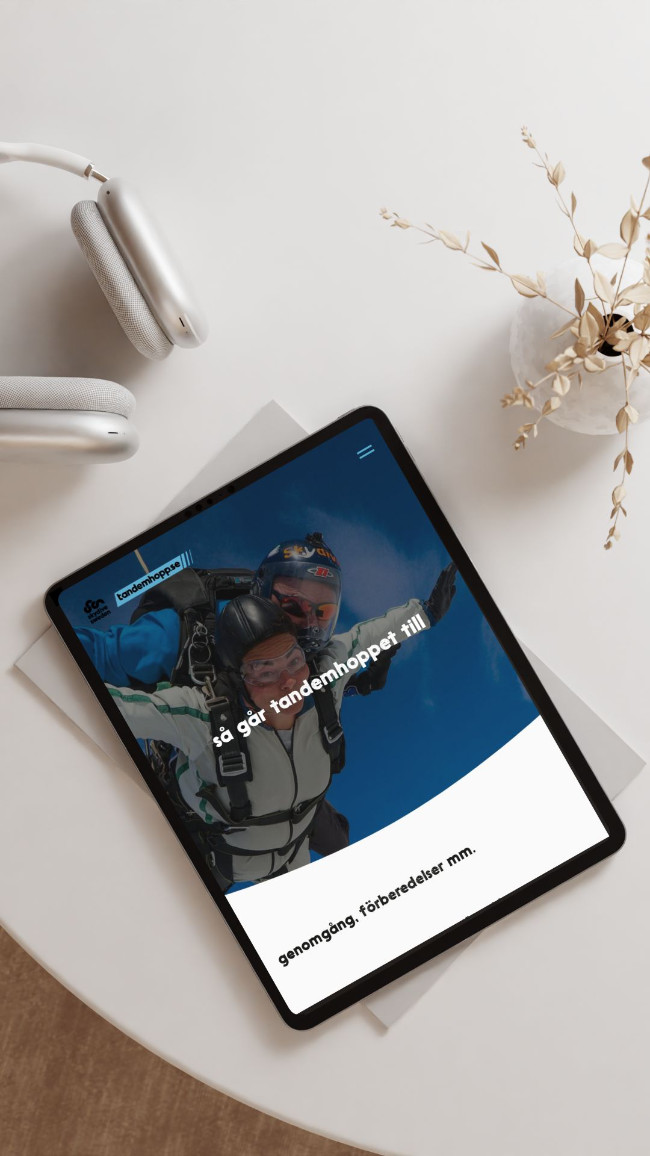 iPad-mockup som visar sidan om hur ett tandemhopp går till.